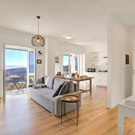 View On Hill Apartment