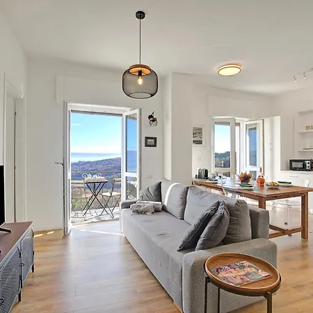 View On Hill Apartment *