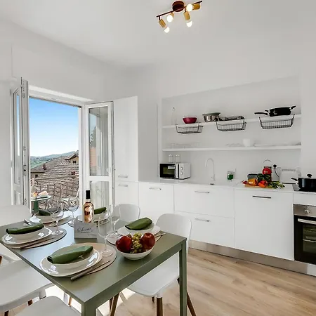 View On Hill Apartment