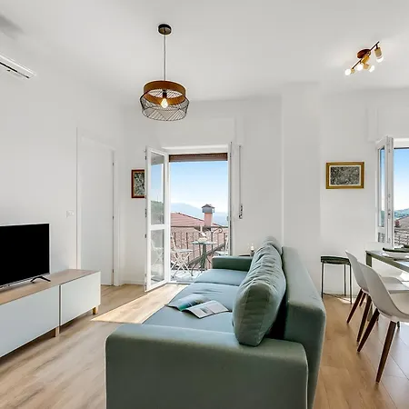 View On Hill Apartment
